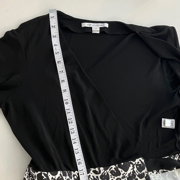 Diane Von Furstenberg - Like New Black and White Patterned Midi dress - Picture 15 of 16